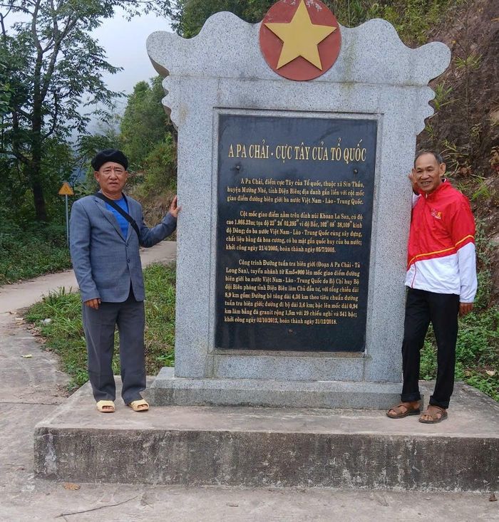 Ông Lỳ Xuyến Phù (bên trái) - Người có uy tín trong cộng đồng người Hà Nhì (xã A Pa Chải, tỉnh Điện Biên) luôn tích cực tham gia bảo vệ đường biên, cột mốc; tuyên truyền phổ biến pháp luật cho đồng bào Hà Nhì nơi biên giới cực Tây của Tổ quốc. Ảnh: Thu Hiền