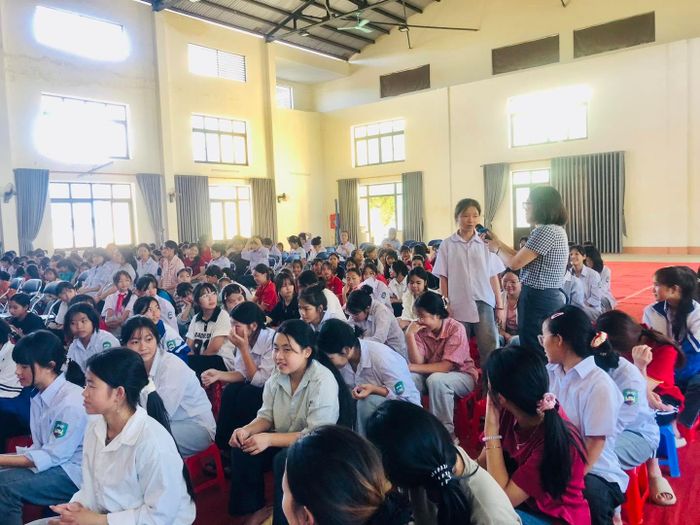 Tuyên truyền phòng, chống tảo hôn và hôn nhân cận huyết thống tại trường học xã vùng cao Bắc Hà, tỉnh Lào Cai. Ảnh: Thu Hiền