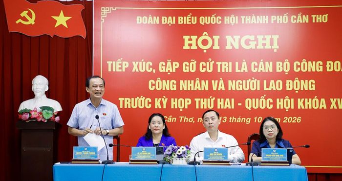 Hội nghị tiếp xúc cử tri chuyên đề có chủ đề “Nghe đoàn viên, người lao động nói” Ảnh: Hồng Vân