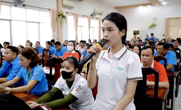 Cử tri Nguyễn Hồng Thảo - đoàn viên tại Công ty TNHH TKG Taekwang Cần Thơ - kiến nghị vấn đề chính sách nhà ở xã hội và thiết chế phục vụ công nhân, người lao động. Ảnh: Hồng Vân