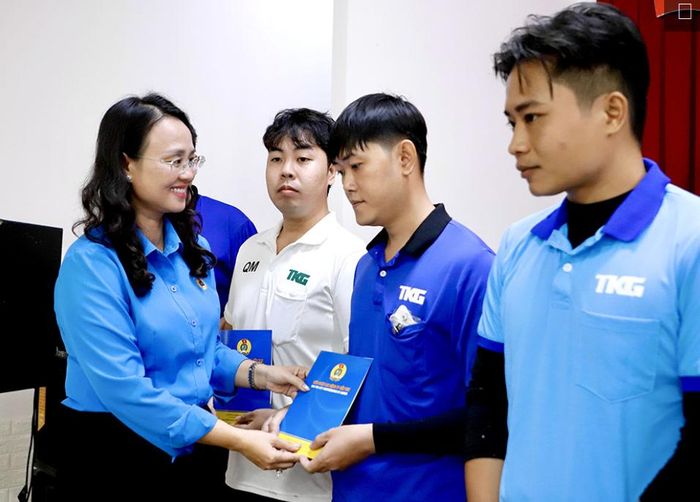 Lãnh đạo Liên đoàn Lao động TP. Cần Thơ tặng quà cho đoàn viên, người lao động có hoàn cảnh khó khăn. Ảnh: Hồng Vân