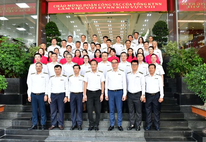 Tổng Kiểm toán nhà nước và Đoàn công tác chụp ảnh lưu niệm với KTNN khu vực VIII. Ảnh: XUÂN HỒNG