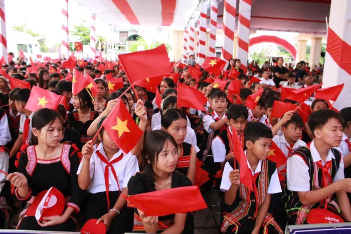 Trường học biên giới tạo cơ hội học tập tốt cho học sinh đồng bào dân tộc thiểu số. Ảnh: NGỌC CHI