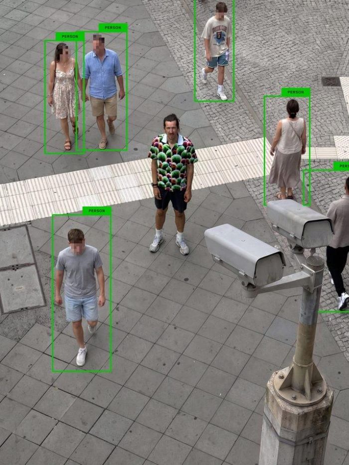 Người mặc hoàn toàn 'vô hình' trước camera nhận diện AI. Ảnh: Oddity Central