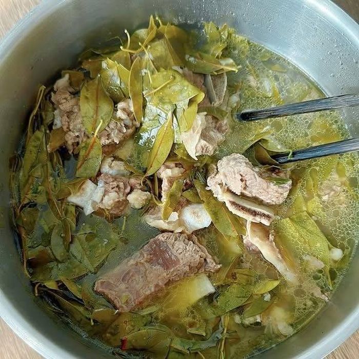 Món thịt trâu nấu lá lồm - là một trong những món ăn đặc trưng của vùng Tây Bắc - Ảnh minh hoạ