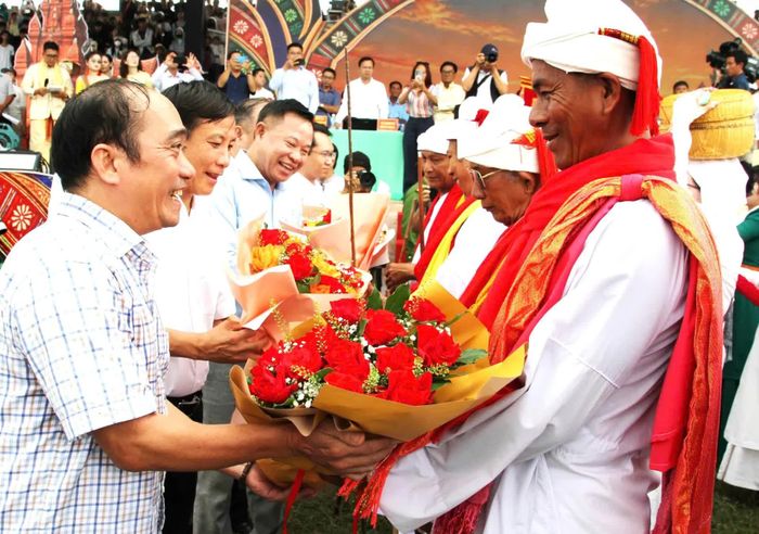 Đại diện lãnh địa phương tặng hoa chúc mừng chức sắc Chăm