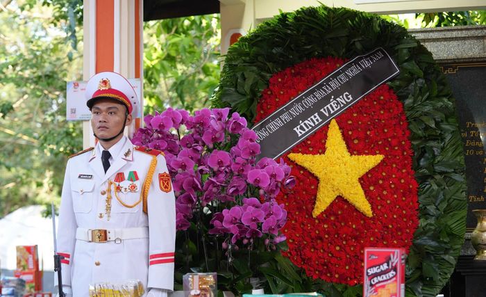 Vòng hoa của Thủ tướng Chính phủ kính viếng các anh hùng, liệt sỹ