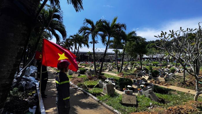 Lực lượng Cảnh sát phòng cháy, chữa cháy Công an TP.Hồ Chí Minh làm nhiệm vụ phục vụ tại lễ an táng các liệt sĩ