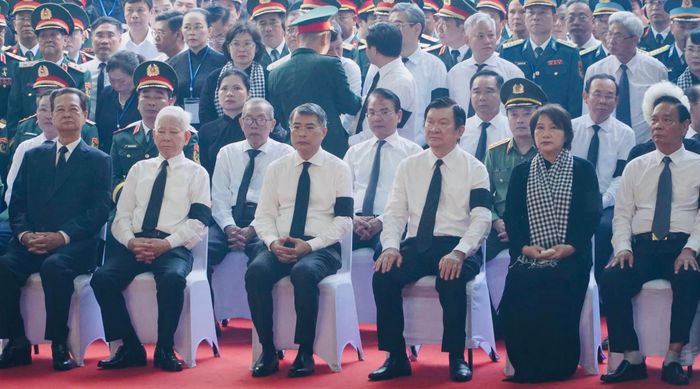 Các đồng chí lãnh đạo, nguyên lãnh đạo Đảng, Nhà nước tham dự Lễ viếng, Lễ truy điệu tại Công viên văn hóa Lê Thị Riêng