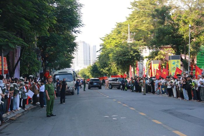 Rất đông người dân đứng kín 2 bên đường chờ tiễn đưa các liệt sĩ