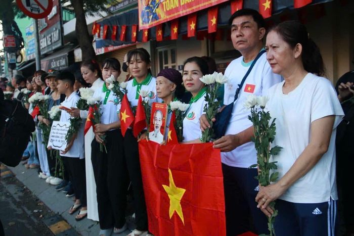 Các em học sinh, sinh viên chờ tiễn đưa các liệt sĩ