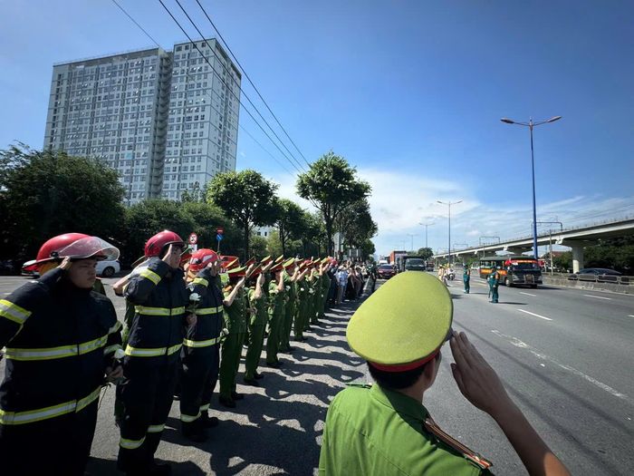 Các chiến sĩ Công an TP.Hồ Chí Minh làm nhiệm vụ 2 bên đường chào tiễn đưa các liệt sĩ về nơi an nghỉ
