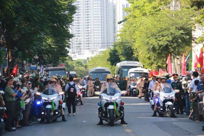Lực lượng CSGT mở đường dẫn đoàn xe🚗 