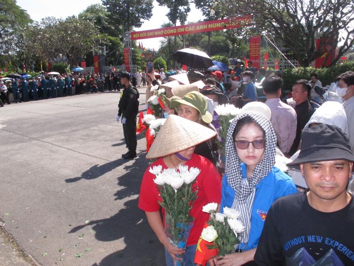 Người dân có mặt tại Nghĩa trang liệt sĩ Thành phố để tiễn biệt các liệt sĩ