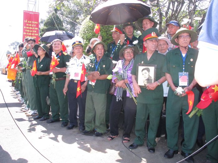 Các cựu chiến binh đến tiễn đưa đồng đội