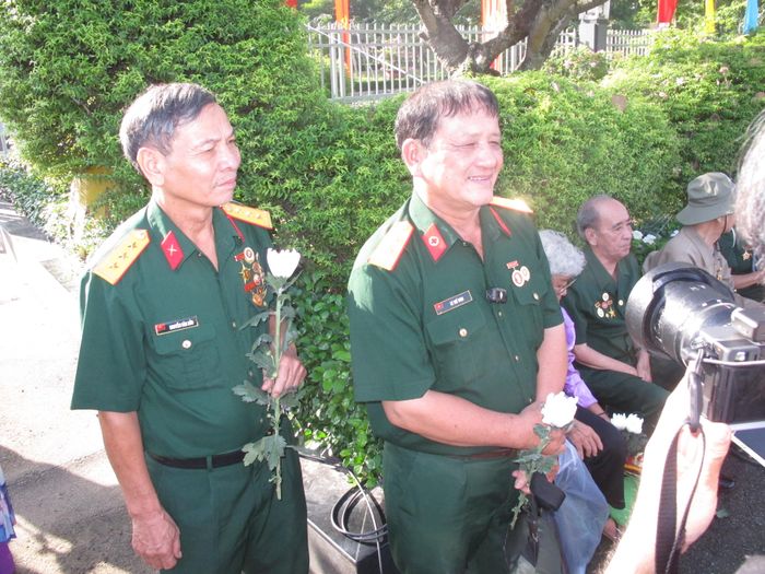 Cựu chiến binh Lê Thế Vinh (bên phải) cùng đồng đội đến nghĩa trang liệt sĩ từ rất sớm để tiễn đưa các liệt sĩ đến nơi an nghỉ.