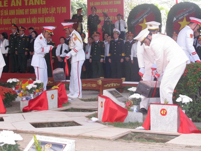 Tổ chức trang trọng lễ an táng các hài cốt liệt sỹ