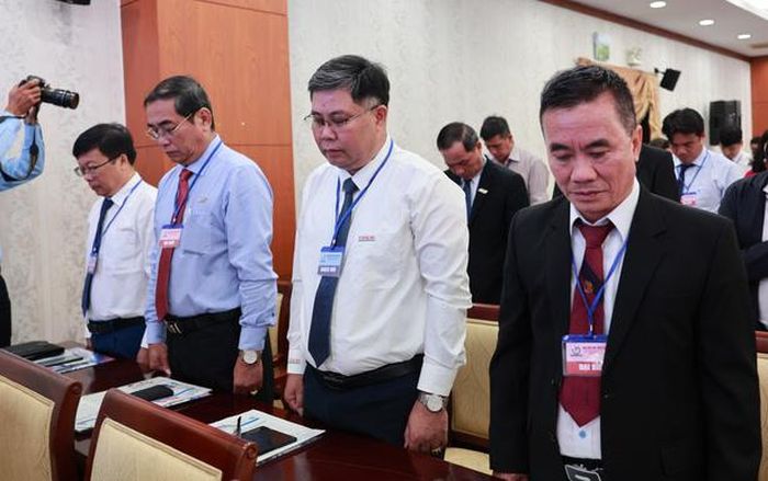 Các đồng chí lãnh đạo, đại biểu dự Đại hội dành phút mặc niệm tưởng niệm các Anh hùng liệt sĩ được tìm kiếm, quy tập tại Công viên Lê Thị Riêng, tổ chức Lễ viếng, truy điệu, an táng vào hôm nay 