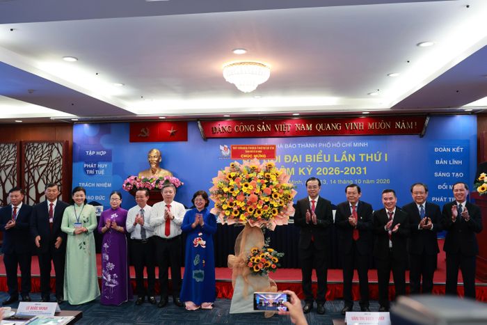 Đại hội nhận hoa chúc mừng từ Thành ủy, HĐND, UBND, Ủy ban MTTQ Việt Nam TPHCM 