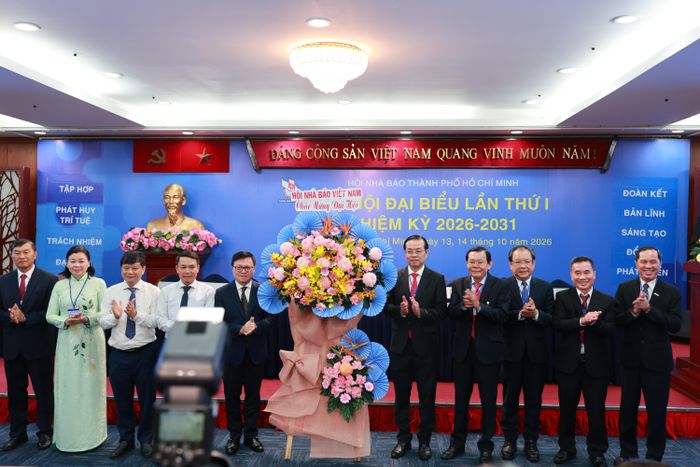Đại hội nhận hoa chúc mừng Hội Nhà báo Việt Nam 