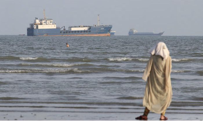 Tàu thuyền di chuyển qua eo biển Hormuz - Ảnh: Reuters