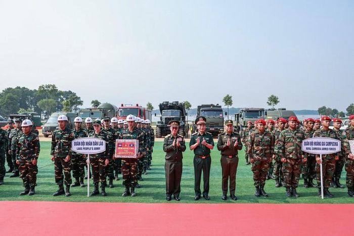 Đại tướng Phan Văn Giang, Đại tướng Khamliang Outhakaysone và Đại tướng Tea Seiha trao quà động viên lực lượng tham gia Diễn tập. Ảnh: Quang Vinh