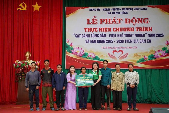 Hội Nông dân xã Tu Mơ Rông trao tặng phân bón, hỗ trợ các hộ nghèo phát triển sản xuất, từng bước nâng cao thu nhập.