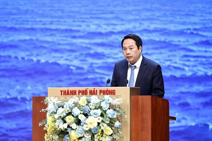 Giám đốc Sở Tài chính Hải Phòng ông Nguyễn Ngọc Tú báo cáo tình hình kinh tế - xã hội thành phố trong 9 tháng đầu năm 2026. Ảnh nguồn CTTDTTP