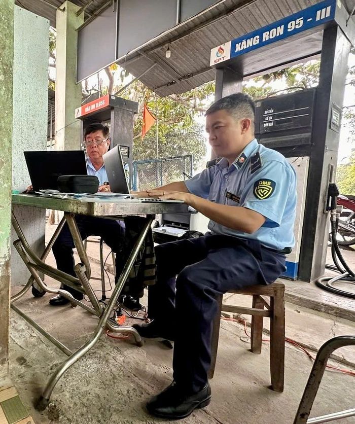 Đội Quản lý thị trường số 7 kiểm tra hoạt động kinh doanh xăng dầu trên địa bàn tỉnh Đồng Tháp. Ảnh: Chi cục Quản lý thị trường tỉnh Đồng Tháp.