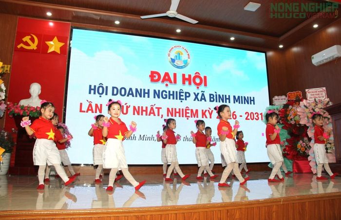 Các tiết mục văn nghệ đặc sắc chào mừng đại hội.