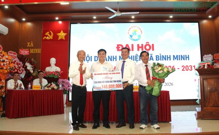 Hội Doanh nghiệp xã Bình Minh đã trao tặng 2 căn nhà tình nghĩa cho các gia đình có hoàn cảnh đặc biệt khó khăn trên địa bàn xã, với tổng gia đình 140 triệu đồng.
