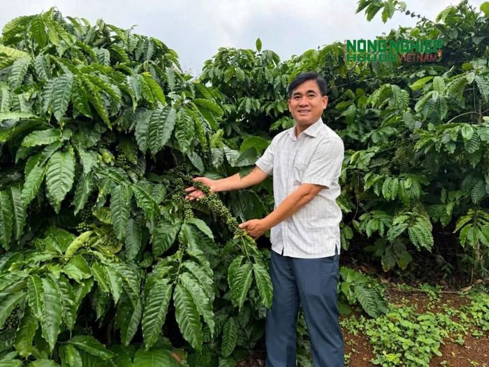 Đồng chí Nguyễn Văn Anh, Chủ tịch UBND xã Quảng Trực trực tiếp đi cơ sở để thăm hỏi, kiểm tra và tìm hiểu thực tế đời sống của bà con tại một số bon trên địa bàn