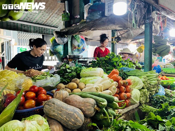 Giá rau xanh tăng trong khi sức mua giảm khiến một số tiểu thương phải tạm ngừng nhập các mặt hàng có giá cao để hạn chế nguy cơ bị lỗ.