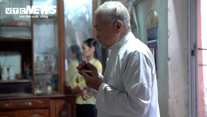 Dù đã 83 tuổi, ông Nguyễn Văn Điều vẫn tự đi xe máy, chăm sóc vật nuôi và tích cực tham gia các hoạt động của giáo xứ.