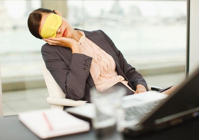 Giấc ngủ trưa là thói quen quen thuộc của nhiều người Việt.