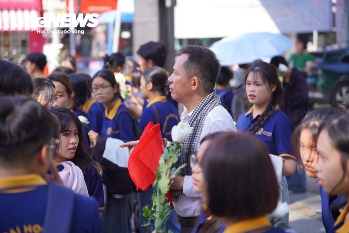 Giảng viên, sinh viên trường Đại học Gia Định có mặt ở khu vực Công viên Lê Văn Tám từ sáng sớm nay, chờ tiễn đưa các liệt sĩ về nơi an nghỉ.