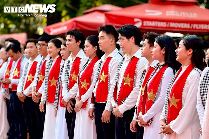 Cựu chiến binh, nghệ sĩ xếp hàng trong Công viên Lê Thị Riêng sẵn sàng cho buổi Lễ viếng, lễ truy điệu và lễ an táng các hài cốt liệt sĩ được tìm kiếm, quy tập tại đây.