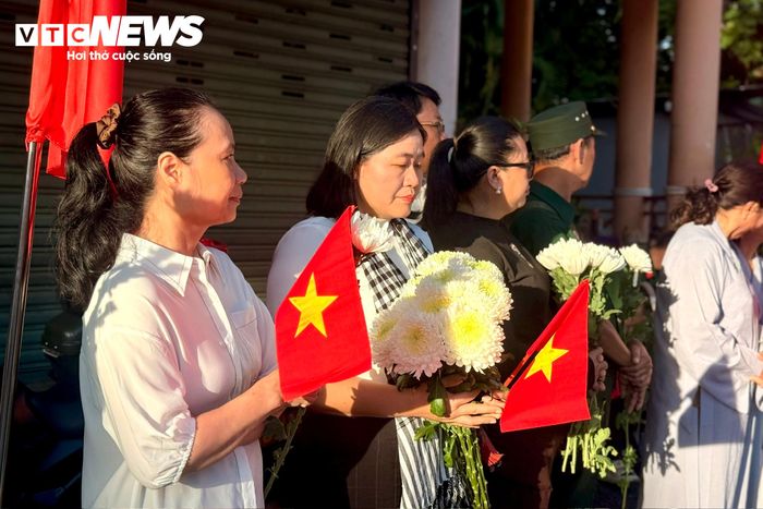Nhiều người dân cũng cho biết họ đã có mặt từ 5h để chờ tiễn đưa các anh hùng liệt sĩ về nơi an nghỉ.