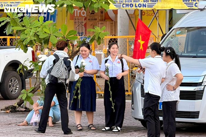 Các bạn trẻ mang hoa cúc trắng đi phát cho người dân dọc các tuyến đường. “Chúng tôi có mặt ở đây từ 5h, đến 6h30 đã phát khoảng 300 bông cho người dân”, đại diện nhóm bạn trẻ cho biết.