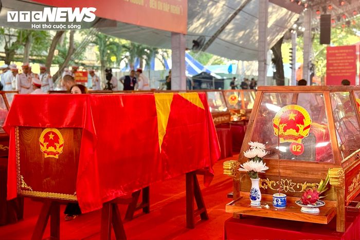 Những quách đựng hài cốt liệt sĩ được đặt trang trọng trong khu vực hành lễ. Đây là nơi người dân, đại biểu thực hiện nghi thức tưởng niệm trước khi đưa các liệt sĩ về an táng.