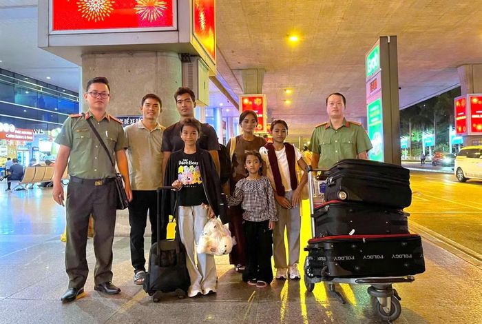 Lực lượng cán bộ, chiến sĩ Phòng An ninh nội địa Công an Đắk Lắk hỗ trợ một gia đình trở về nước sau nhiều năm sống lưu lạc tại Thái Lan. (Ảnh: Báo Công an Nhân dân)