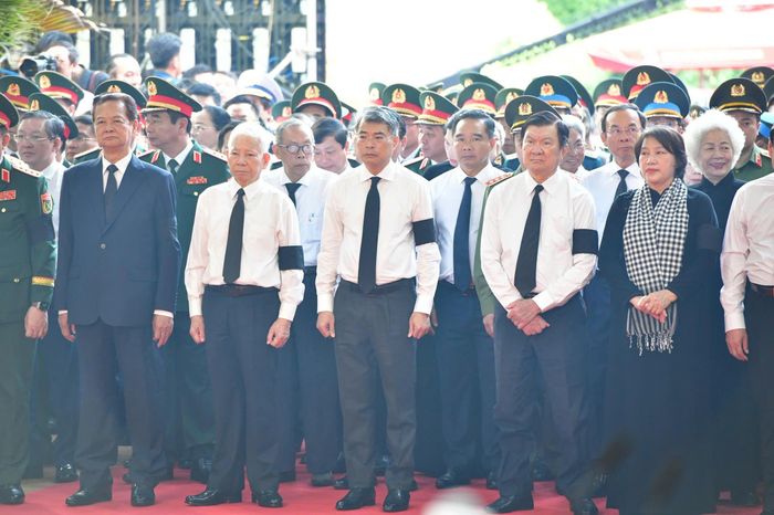 Lễ dâng hoa, dâng hương bắt đầu lúc 7h30 tại Tượng đài cố Tổng Bí thư Trần Phú, Nhà Bia Liệt sĩ và các địa điểm trong Công viên Lê Thị Riêng.