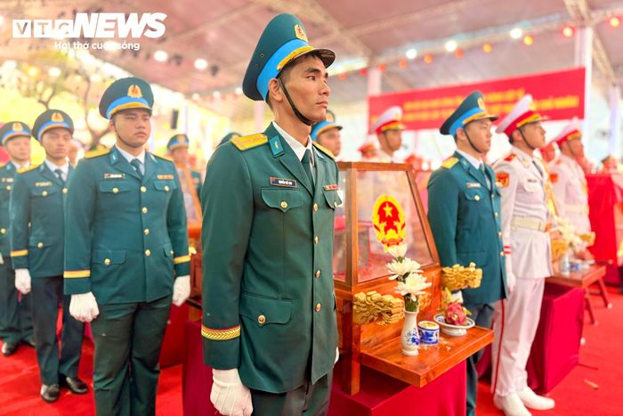 Lúc 8h, lễ viếng, truy điệu được tổ chức với các nghi thức tưởng niệm, đọc lời điếu và mặc niệm các Anh hùng liệt sĩ đã hy sinh vì độc lập, tự do của Tổ quốc.