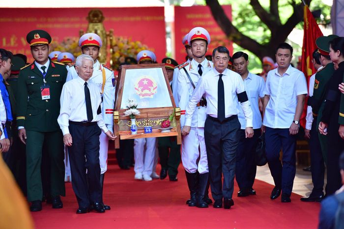 Thủ tướng Chính phủ Lê Minh Hưng cùng nguyên Ủy viên Bộ Chính trị, nguyên Chủ tịch nước Nguyễn Minh Triết tiễn đưa các liệt sĩ rời Công viên Lê Thị Riêng.