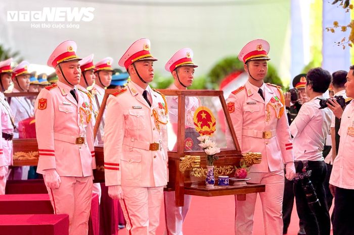 Sau lễ truy điệu, các hài cốt liệt sĩ được đưa từ Công viên Lê Thị Riêng về Nghĩa trang Liệt sĩ TP.HCM (phường Long Bình) để an táng.