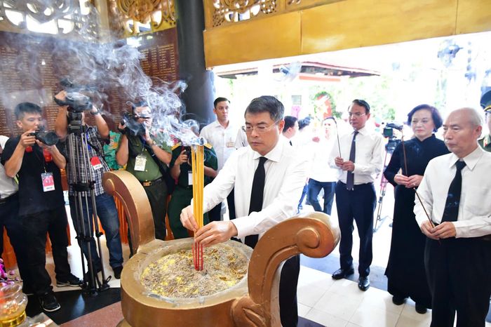 Thủ tướng Lê Minh Hưng dâng hương tưởng nhớ các anh hùng liệt sĩ.