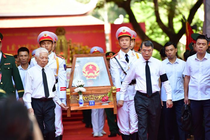 Thủ tướng Chính phủ Lê Minh Hưng cùng nguyên Chủ tịch nước Nguyễn Minh Triết tiễn đưa các liệt sĩ rời Công viên Lê Thị Riêng.
