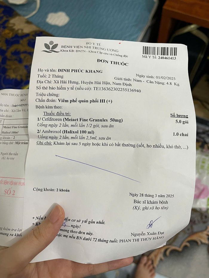 Đơn thuốc của hai con nhỏ trong gia đình sống sát bãi rác Hải Hưng. Theo gia đình, các cháu thường xuyên mắc bệnh đường hô hấp và phải sử dụng thuốc định kỳ. (Ảnh: NVCC)