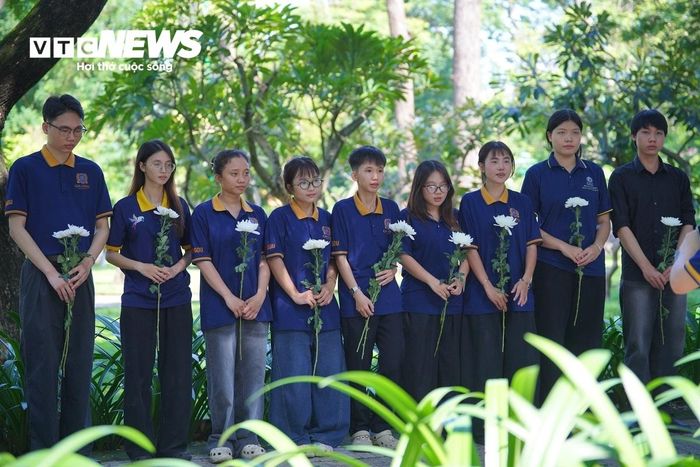 Dòng người đứng hai bên đường chờ tiễn đưa các liệt sĩ về nơi an nghỉ.