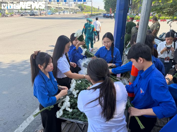 Đối với thế hệ trẻ, đây không chỉ là một hoạt động tưởng niệm mà còn là dịp để hiểu sâu sắc hơn về giá trị của hòa bình, về những hy sinh, mất mát mà các thế hệ đi trước đã trải qua để đất nước có được ngày hôm nay.
